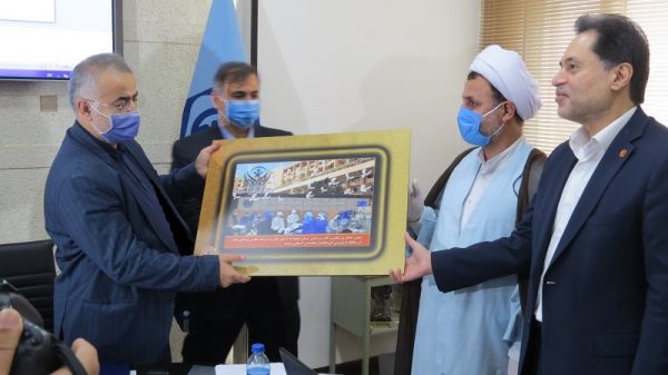 مدیرکل بهزیستی گیلان به مجموعه مدیریت درمان تامین اجتماعی استان لوح سپاس اهدا نمود