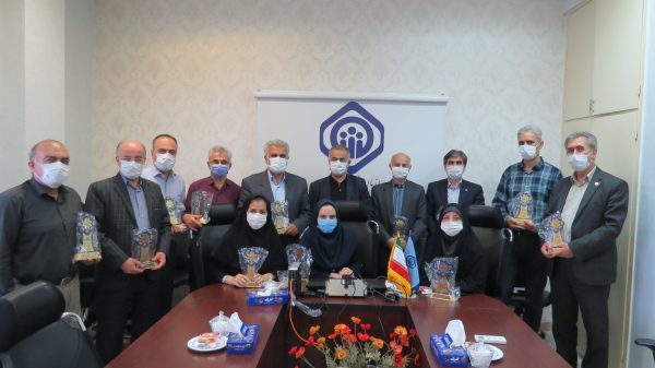 اهدای نشان افتخار به همکاران مدیریت درمان تامین اجتماعی گیلان