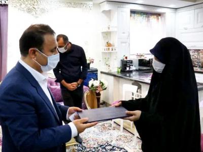 تجلیل فرماندار رشت از بانوی آمر به معروف رشتی