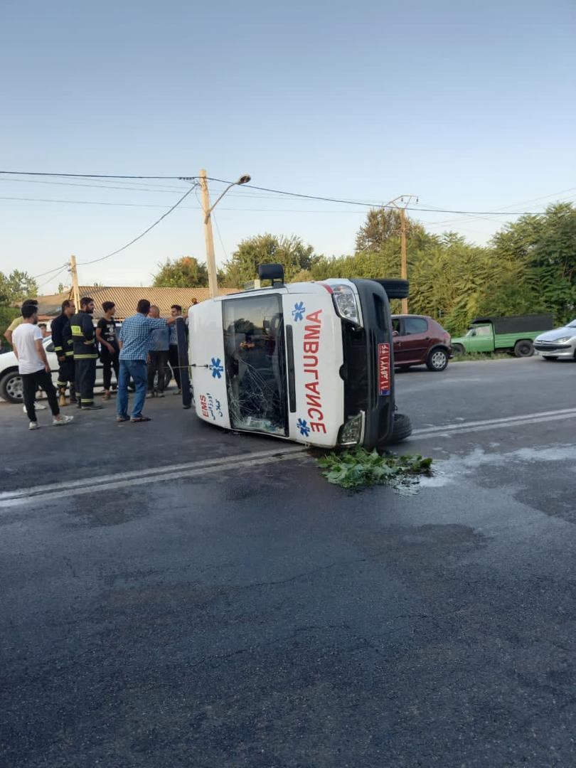 مصدوم شدن ۲ پرسنل اورژانس گیلان بر اثر واژگونی آمبولانس