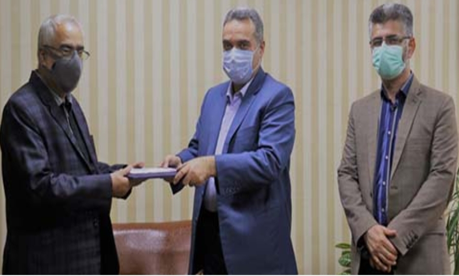مدیر کل بیمه سلامت از ایثارگر شاغل در اداره کل تقدیر کرد