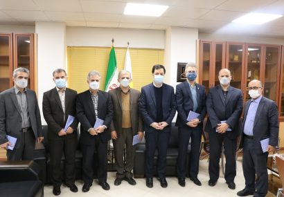اهداء کتاب از سوی مدیرعامل توزیع برق گیلان