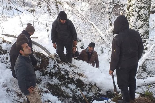 همیاری مردم روستای کوریه آلیان با اکیپ رفع حوادث امور آبفای فومن در روزهای برفی