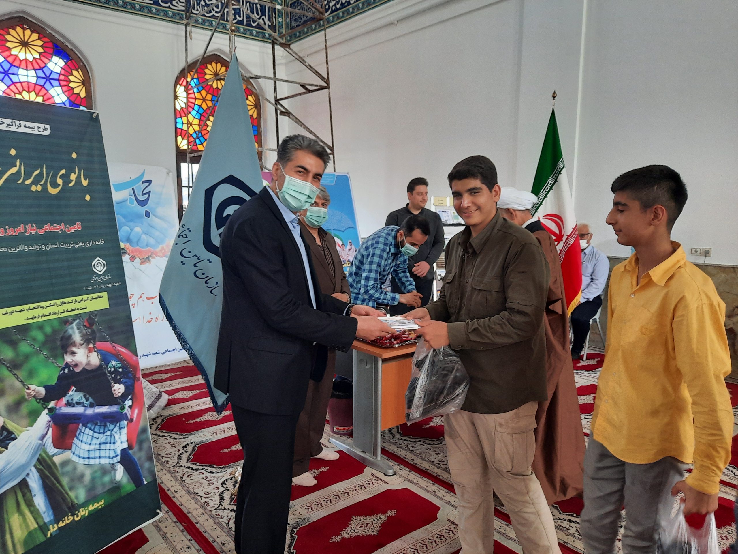 توزیع دهها جلد کتاب و اقلام فرهنگی توسط پایگاه بسیج شهید فیاض بخش اداره کل تامین اجتماعی گیلان