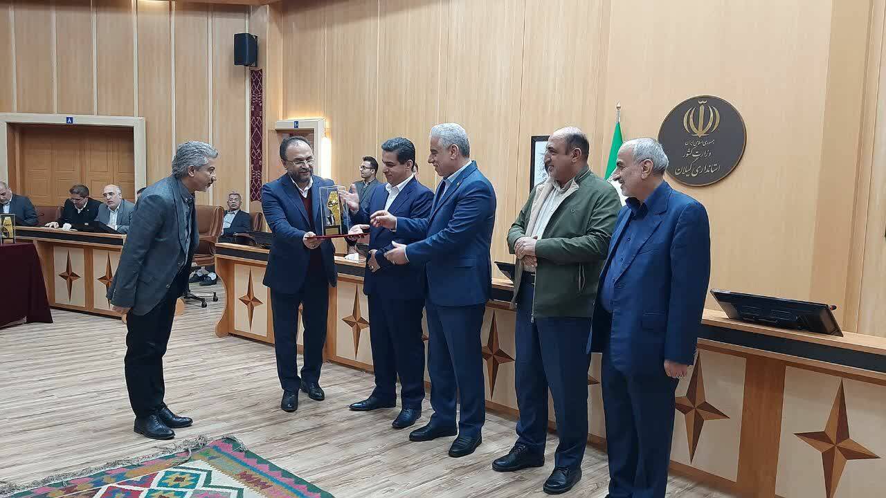 در نشست فعالان اقتصادی به ۲۰ واحد صنعتی و معدنی گیلان لوح و تندیس زرین اهدا شد