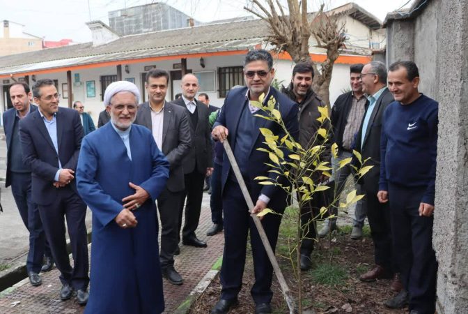 ۴ اصله نهال در محوطه اداره کل بنیاد مسکن گیلان غرس شد