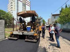 تداوم عملیات روکش آسفالت در معابر اصلی و فرعی شهری شهر رشت