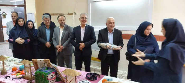 آینده‌ نگری در احیای هنر فرش گیلان/ اهدا بسته های آموزشی به دانش‌آموزان هنرستان‌های فرش و صنایع دستی