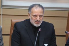 به جایگاه قدسی خادمان نظام سلامت تعظیم می‌کنم و در کنارشان هستم