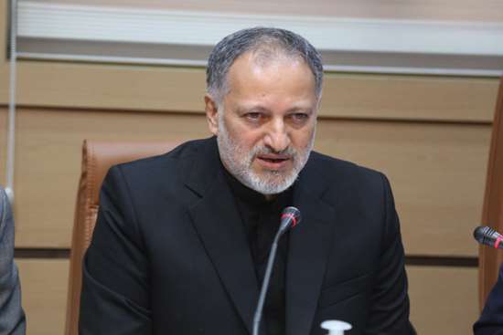 به جایگاه قدسی خادمان نظام سلامت تعظیم می‌کنم و در کنارشان هستم