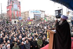 ملت ایران با خشم مقدس و ایمان راسخ در برابر نظام استکباری ایستاده است