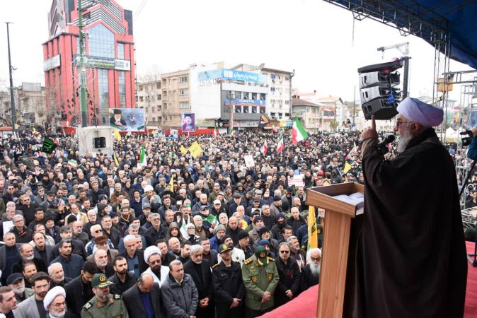 ملت ایران با خشم مقدس و ایمان راسخ در برابر نظام استکباری ایستاده است