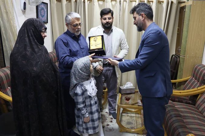 تجدید میثاق با خون شهیدان/ تجلیل کارکنان و اعضای کانون گیلان از خانواده شهید «صادق‌زرین